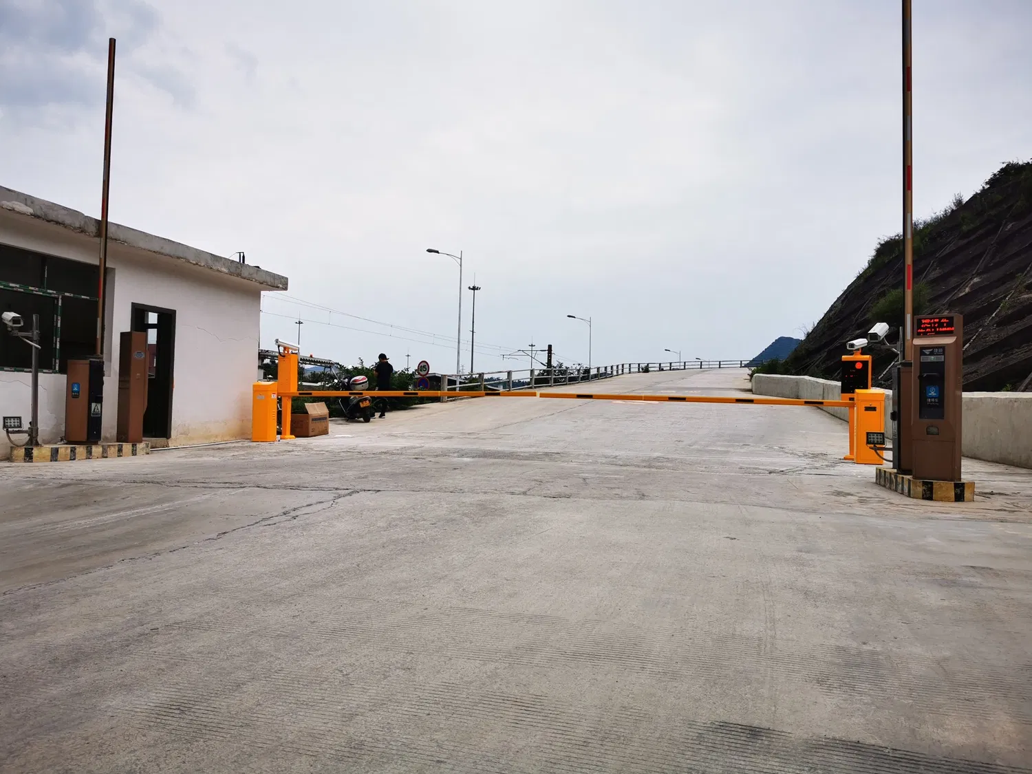 Porte de barrière de stationnement télécommandée à flèche droite